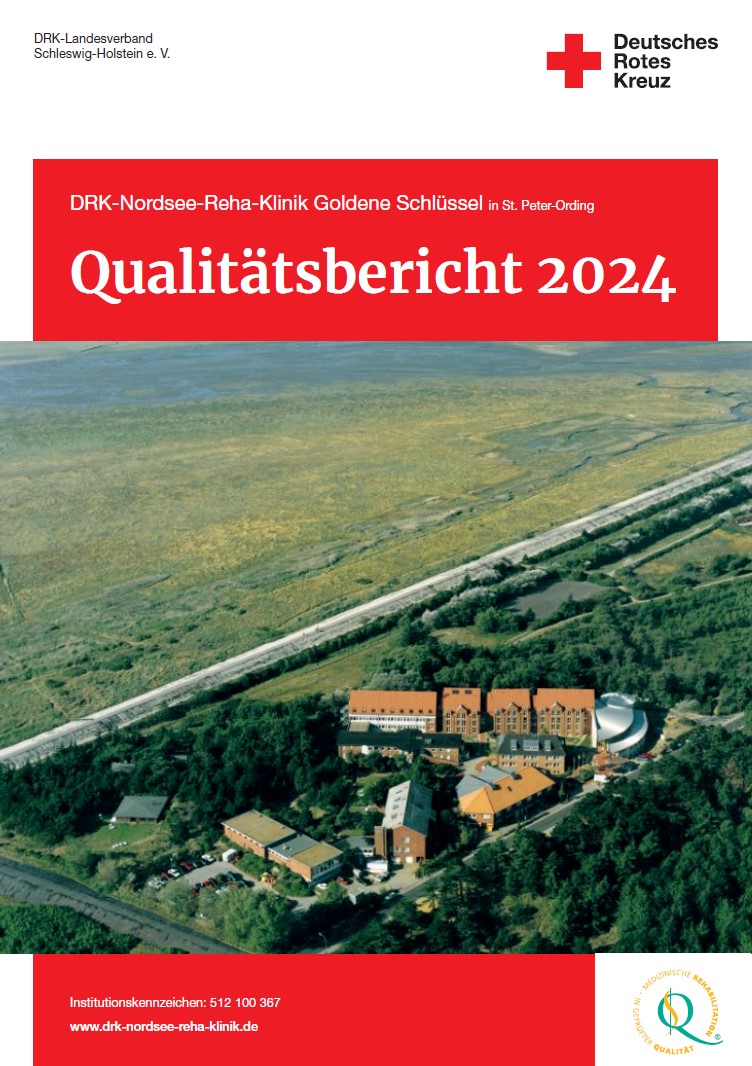 Ein Dokumenten-Cover zeigt mittig eine Luftaufnahme eines großen Gebäudekomplexes umringt von Bäumen. Darüber steht weiß auf rot: DRK-Nordsee-Reha-Klinik Goldene Schlüssel in St. Peter-Ording - Qualitätsbericht 2024
