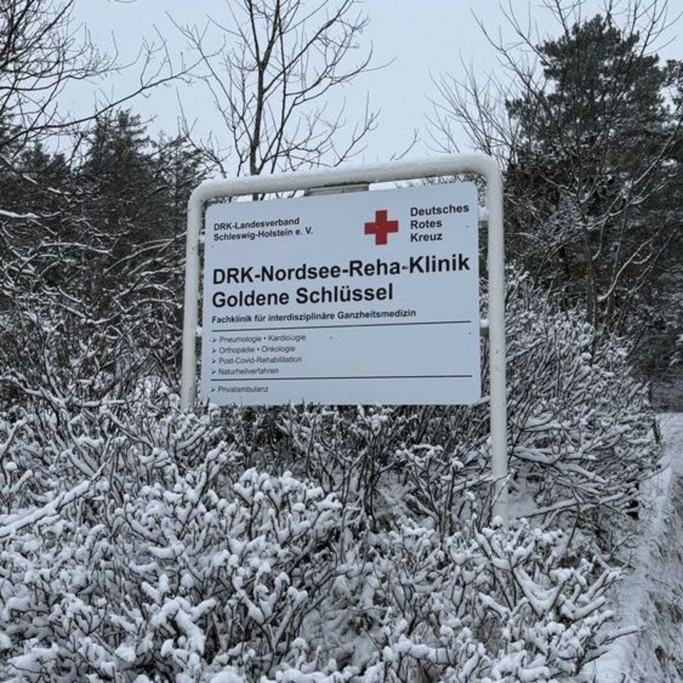 Schneebedecktes Klinikschild in verschneiter Umgebung