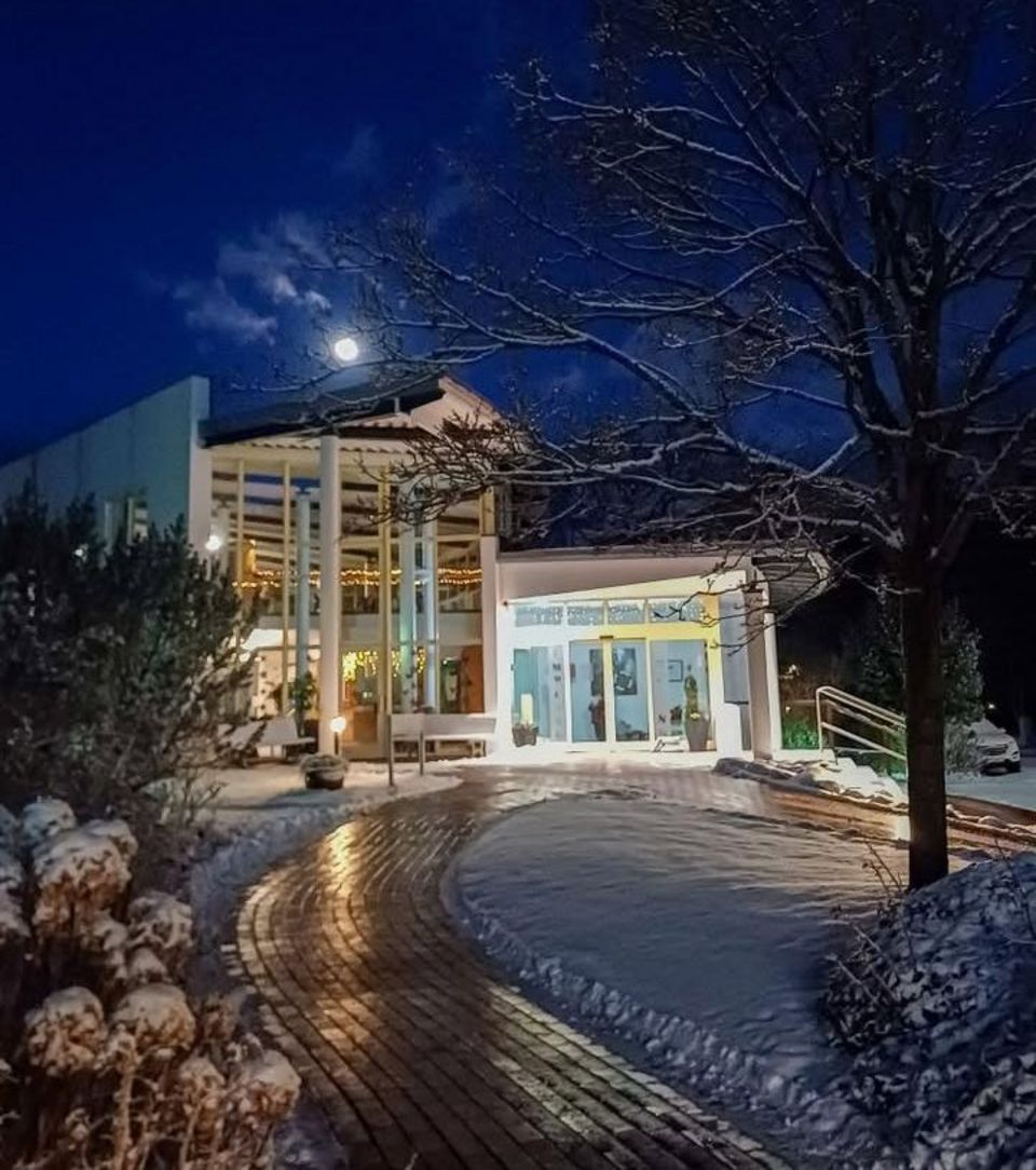 Schneebedeckter Haupteingang bei Nacht