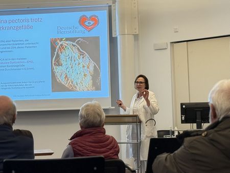 Chefärztin im Hörsaal hält Vortrag zur Herzgesundheit im Rahmen der Herzwochen der Deutschen Herzstiftung