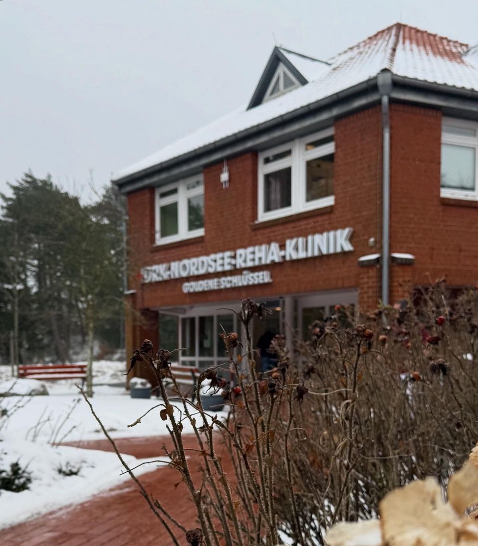 Klinikgebäude im Schnee